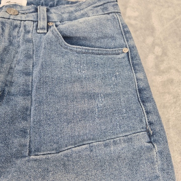 KanCan Petite 3 (28) Hawthorne Jeans Light Wash Flare Raw Hem Patch Pocket Short - Picture 4 of 11
